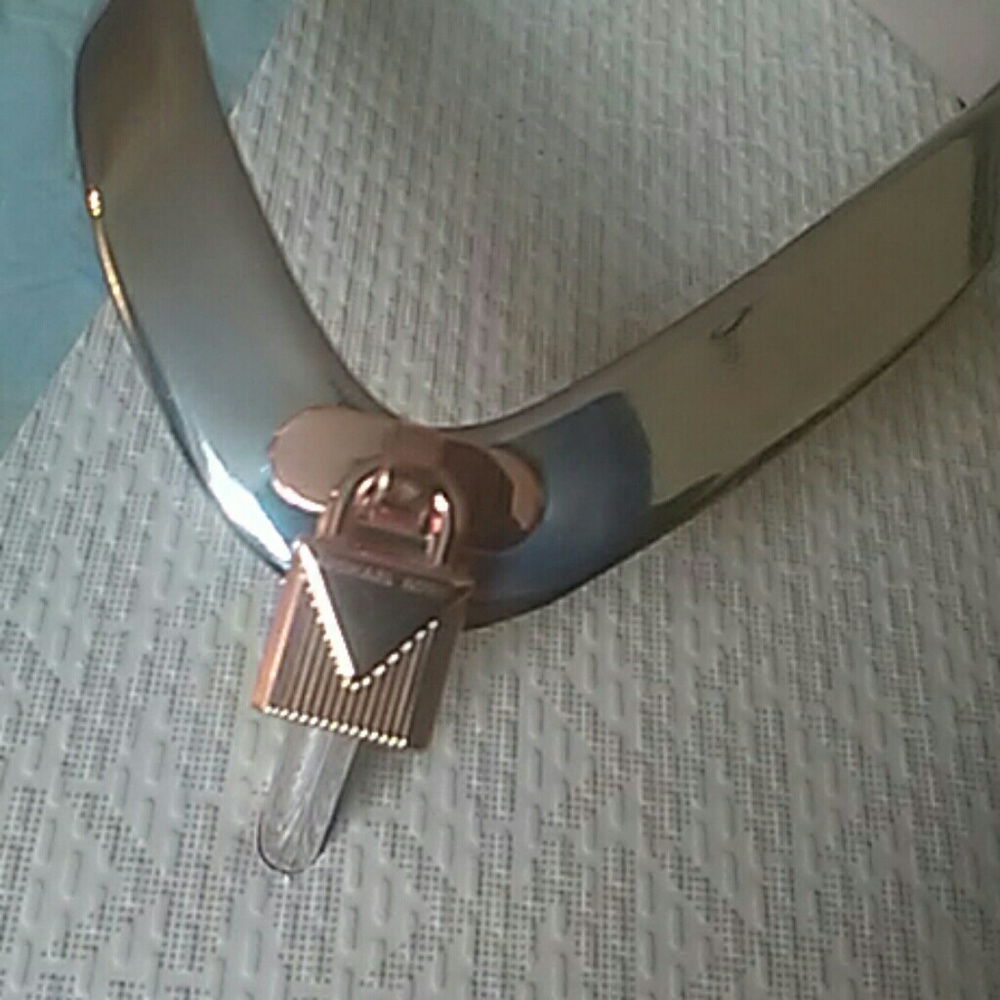 New Michael Kors Metallic Soft Pink Lock Flip Flop - Picture 3 of 8